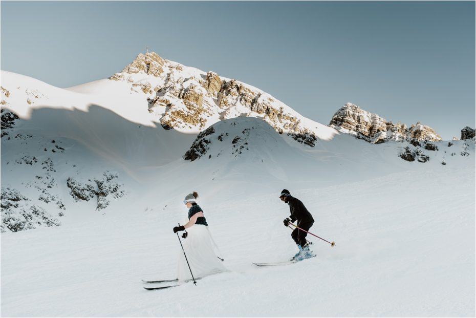 Fotografování svatebního páru na lyžích v Axamer Lizum od Wild Connections Photography