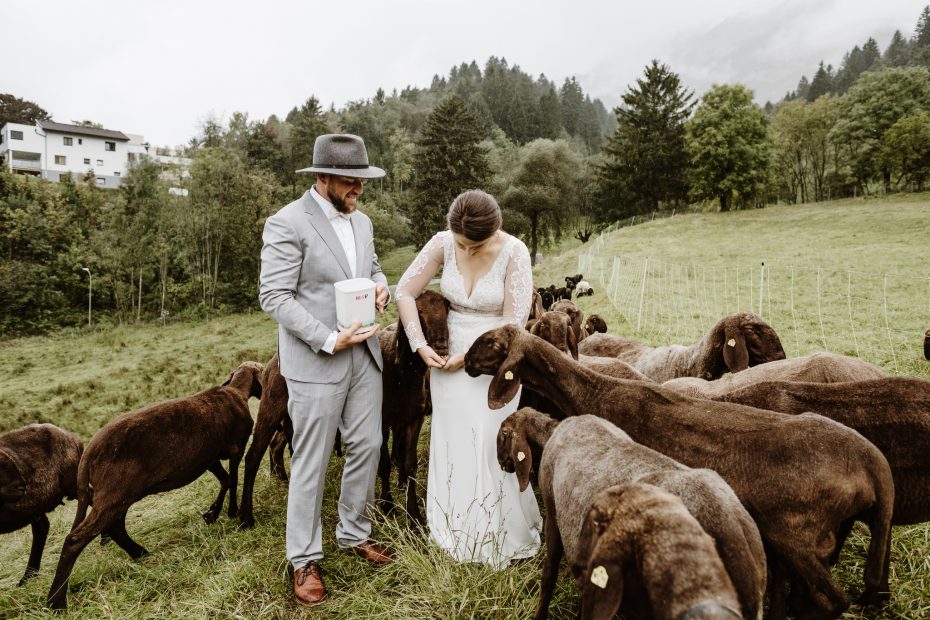 Horská svatba s ovcemi v rakouských Alpách od Wild Connections Photography
