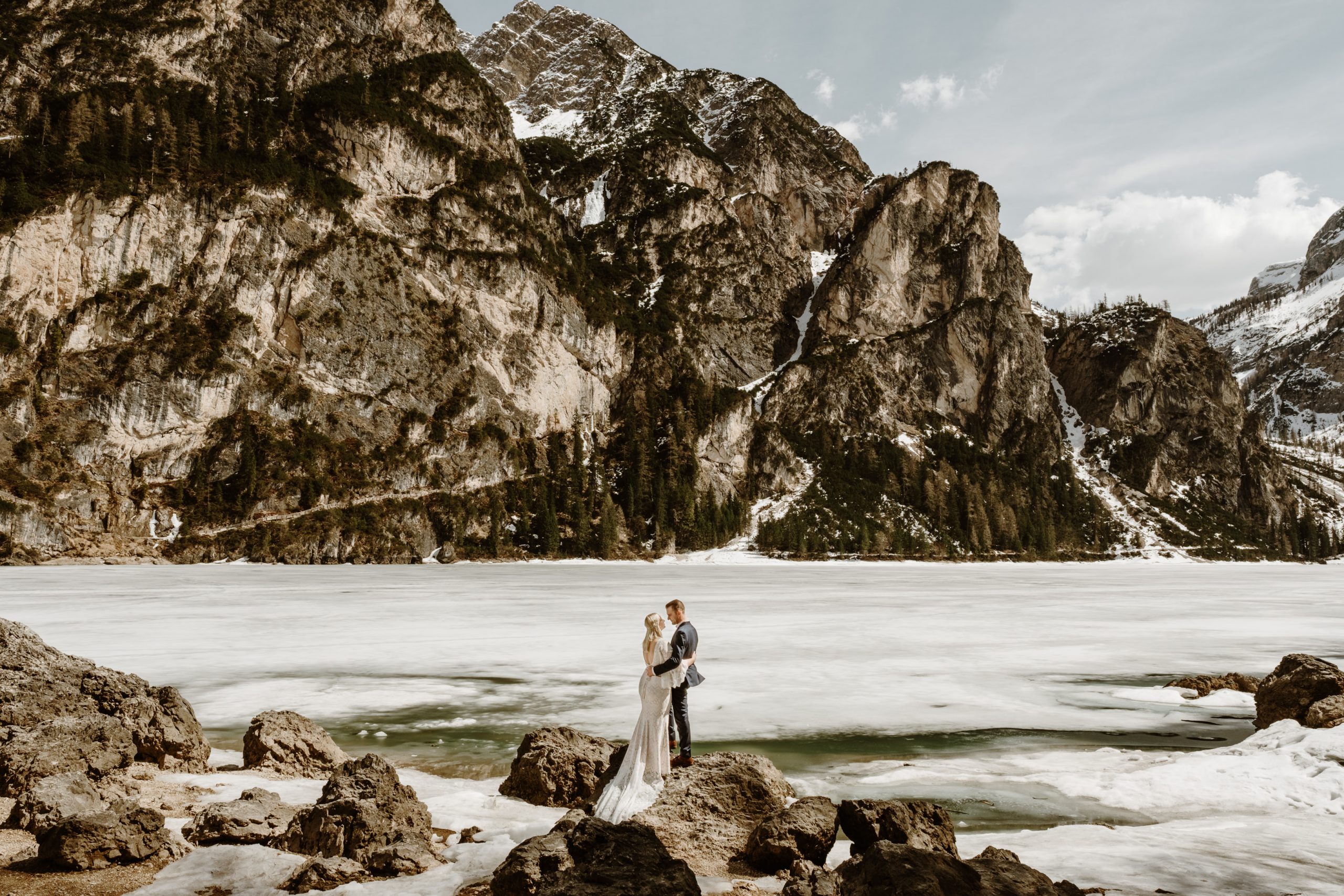 A winter elopement in the Dolomites at Lago di Braies by Dolomites Elopement Photographer Wild Connections Photography