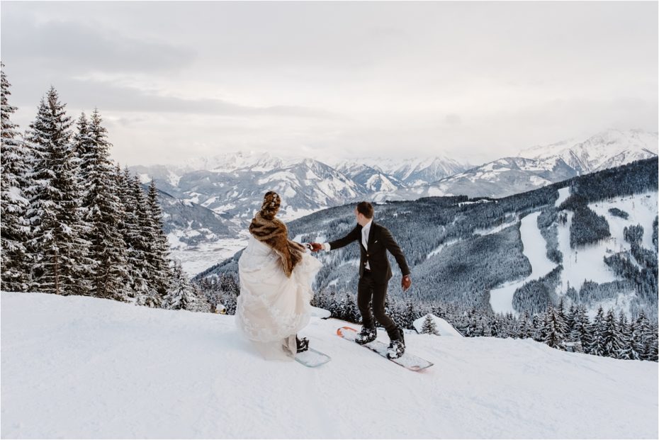 Snowboardová svatba na Schmiedhof Alm v Zell Am See Rakousko od Wild Connections Photography