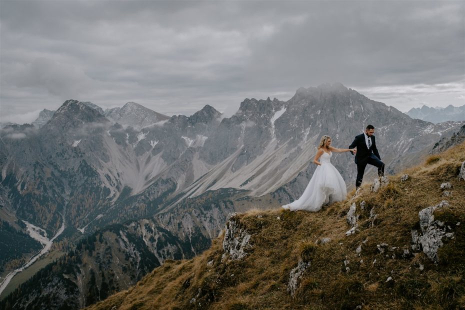 Bride and groom hiking in the mountains of Tyrol for their adventure elopement in Austria