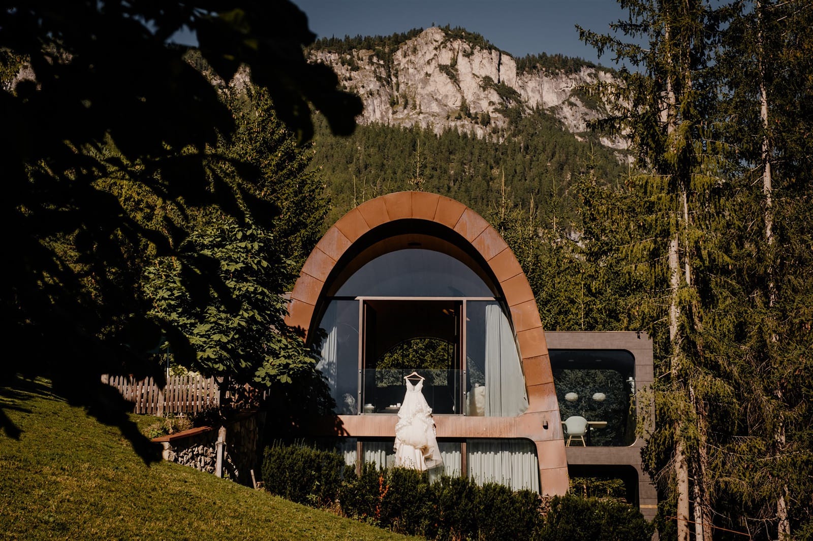 Mi Chalet, a luxury arch-shaped modern chalet in the Dolomites