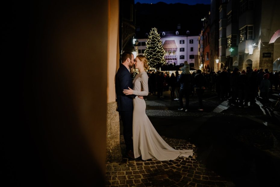 Winter elopement photos in the centre of Innsbruck Christmas markets